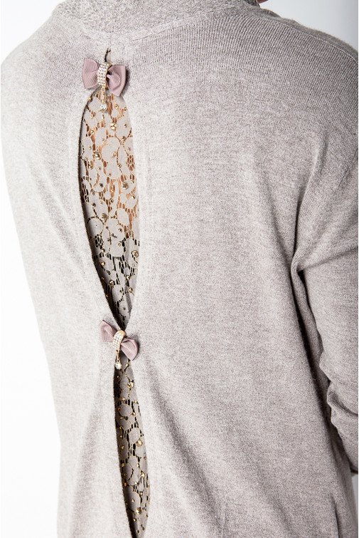 Vesta s kontrastnim obrubom i čipkastim detaljima na leđima