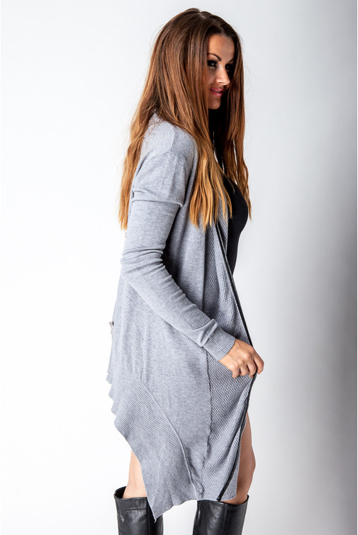 Vesta s kontrastnim obrubom i čipkastim detaljima na leđima