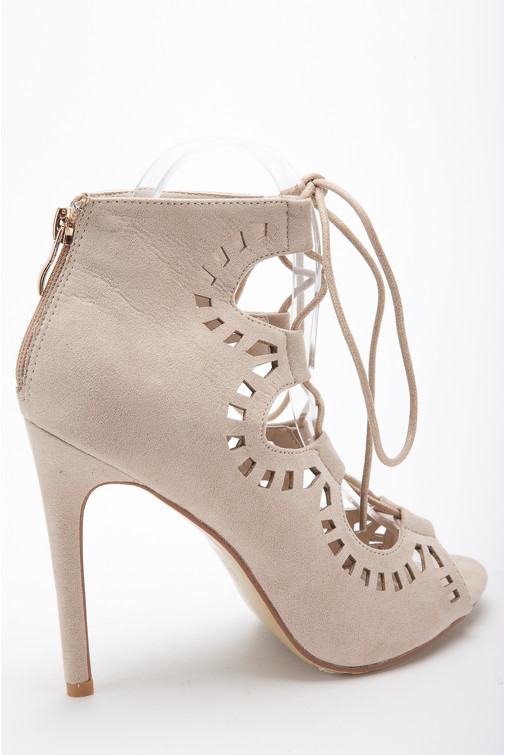 Geschnürte Absatzsandalen mit Lochmuster