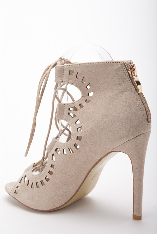 Geschnürte Absatzsandalen mit Lochmuster