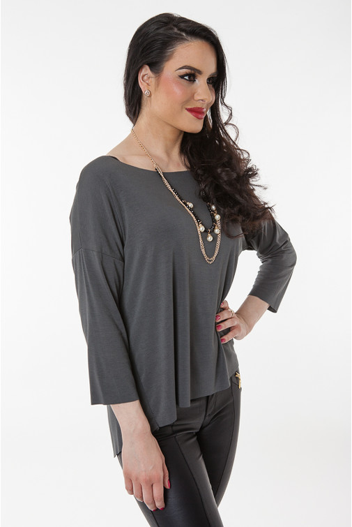 Široka siva majica s ogrlicom