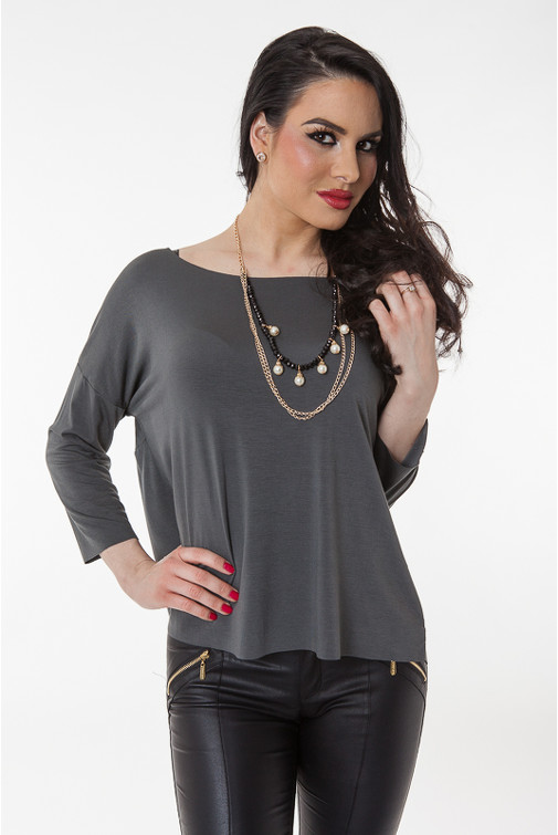 Široka siva majica s ogrlicom