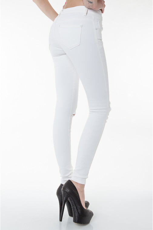 Weiße Jeans mit Knierissen