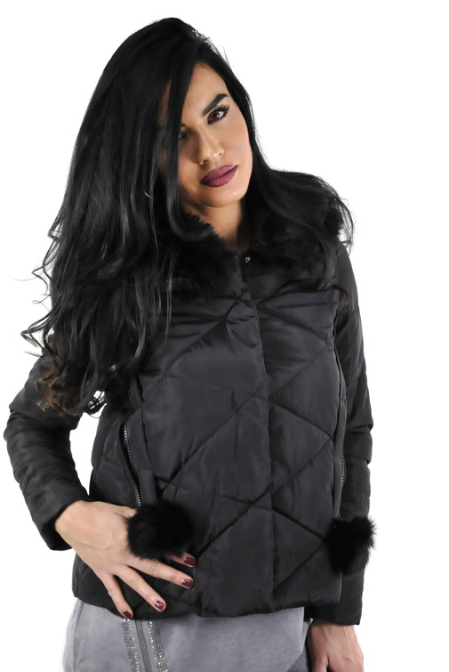 Kurz geschnittene , wattierte Steppjacke mit Kapuze und Bommeln