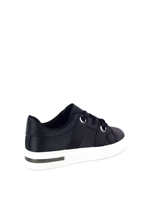 Športové topánky so saténovými šnúrkami