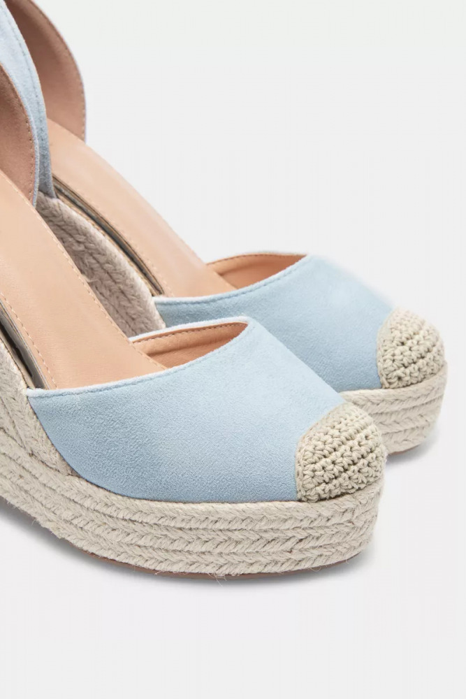 Espadrille-Sandaletten mit Keilabsatz und Nietenverzierung Don't be shy