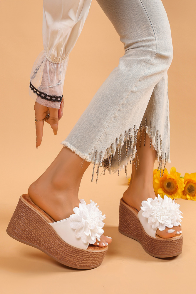 Wedge sandals with a 3D flower Blossom