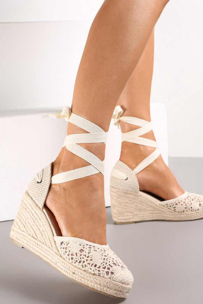 Čipkované espadrilky na viazanie a na klinovom podpätku Lace Obsession