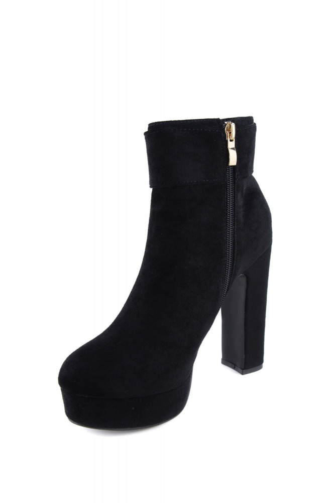 Stiefeletten mit hohem Absatz und Schnalle