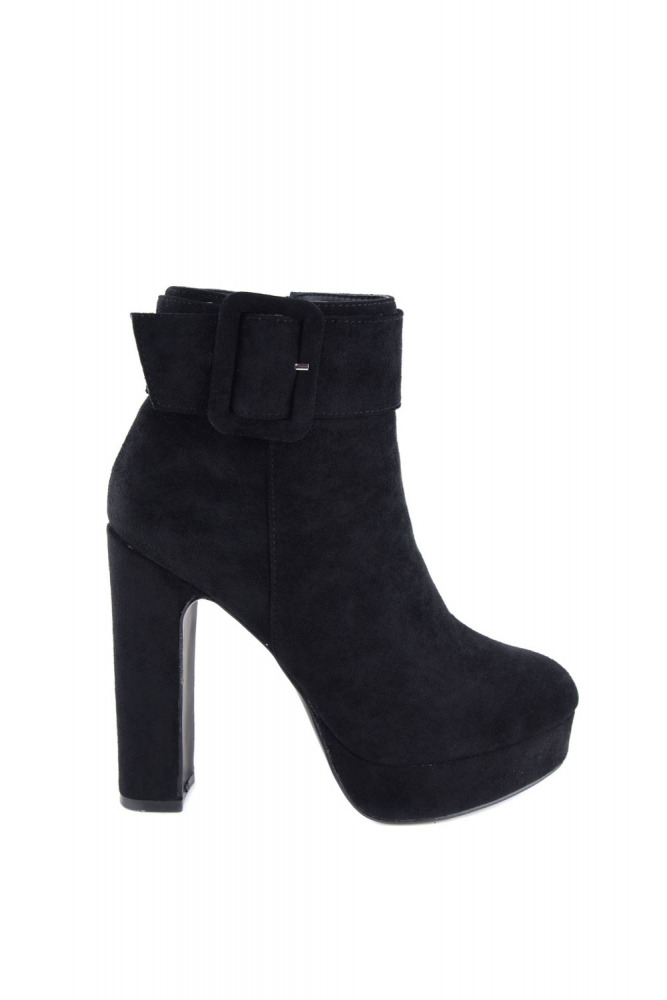Stiefeletten mit hohem Absatz und Schnalle